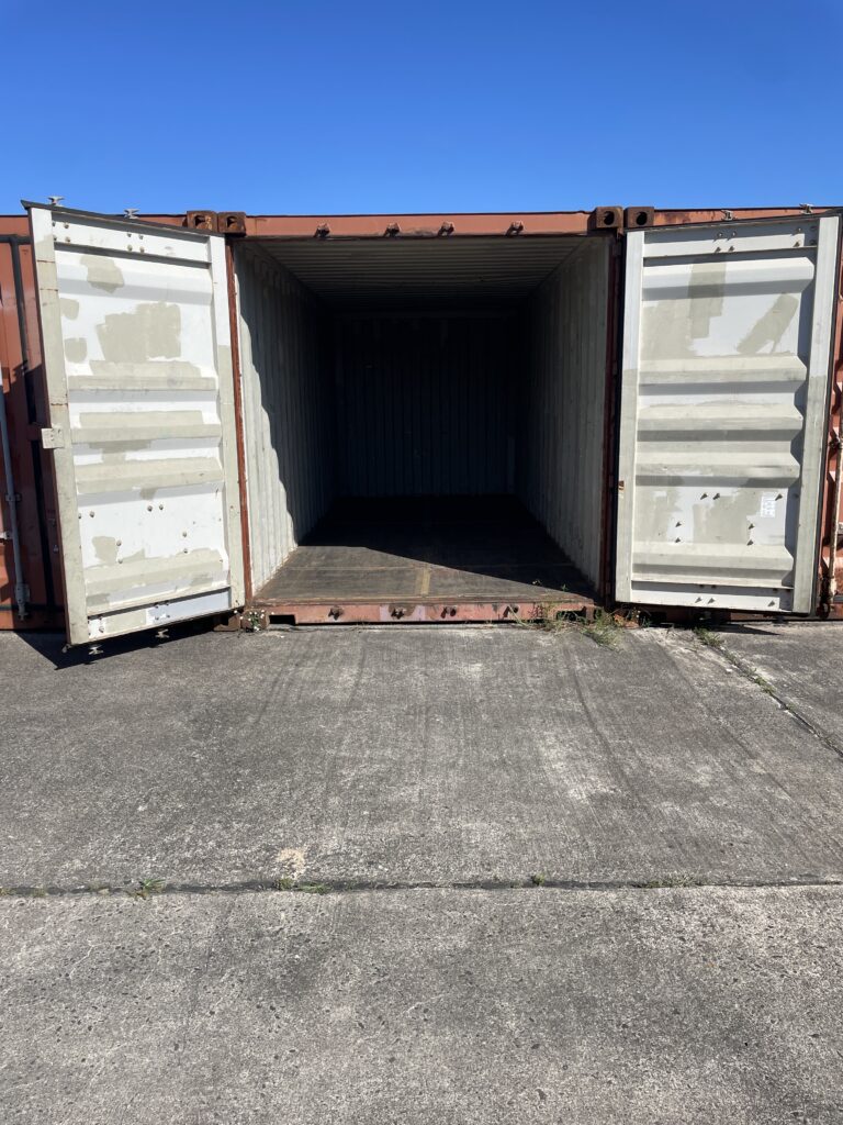 Geöffneter leerer 20-Fuß-Seecontainer