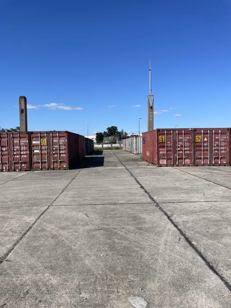 Breite befestigte Zufahrt zwischen den Containerreihen